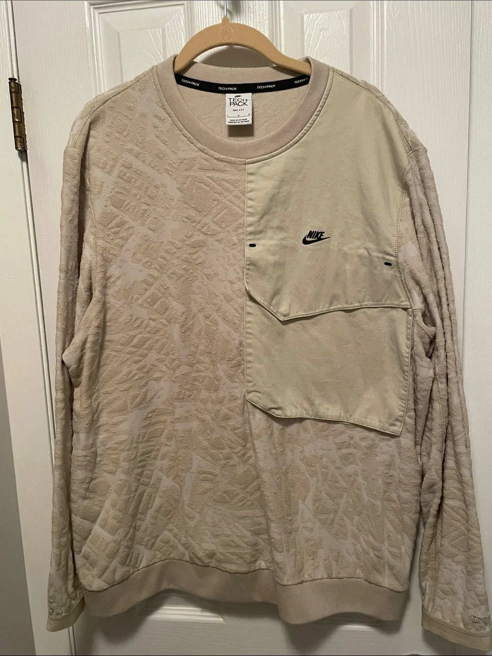 Nike Men’s Beige Textured Patch Pocket Crewneck Sweatshirt